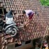 Viral, Dua Gadis Berkerudung dan Sepeda Motor Nyakitin di Atas Genteng