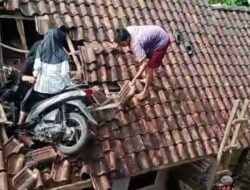 Viral, Dua Gadis Berkerudung dan Sepeda Motor Nyakitin di Atas Genteng